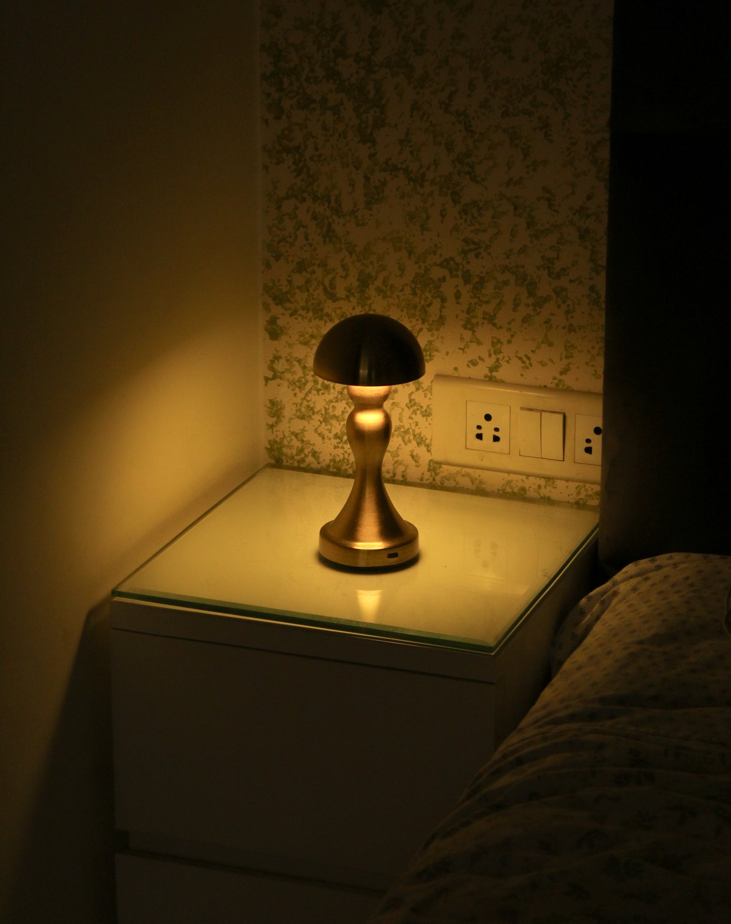 Fumella Cap touch-sensitive metal lamp, a cordless decorative light for premium living room ambiance.